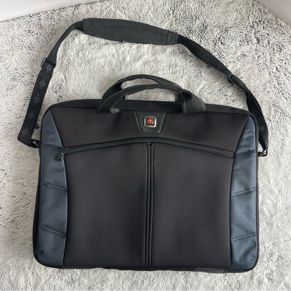 Swiss Gear Black Wenger Sherpa 17 inch Padded Laptop Messenger Bag Zipper